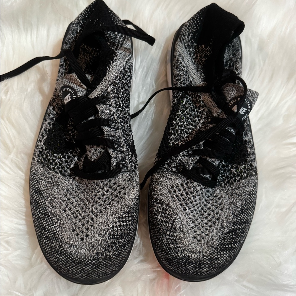Nike Women's Black and Gray fly knit Sneakers 7.5